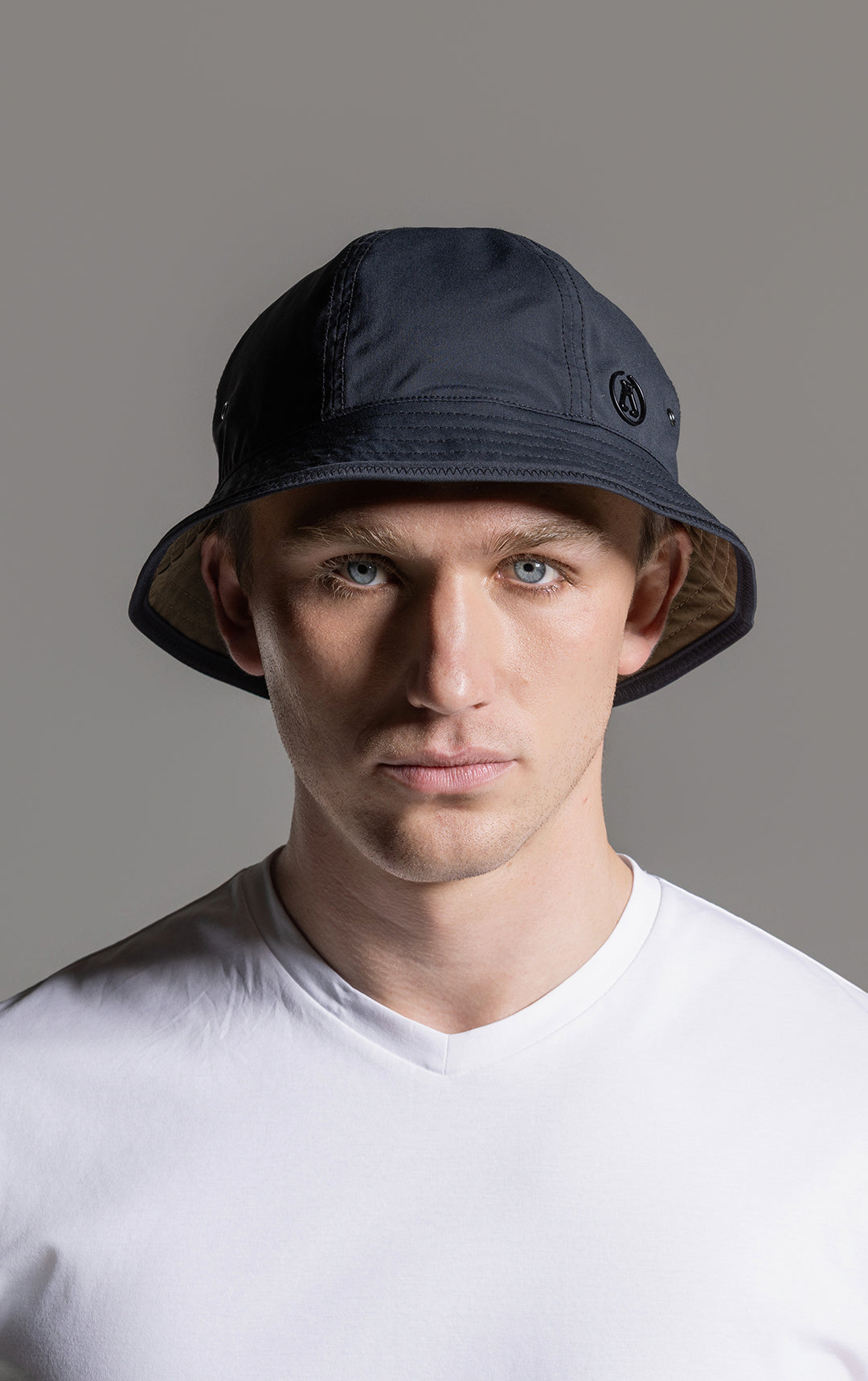 REVERSIBLE BUCKET HAT