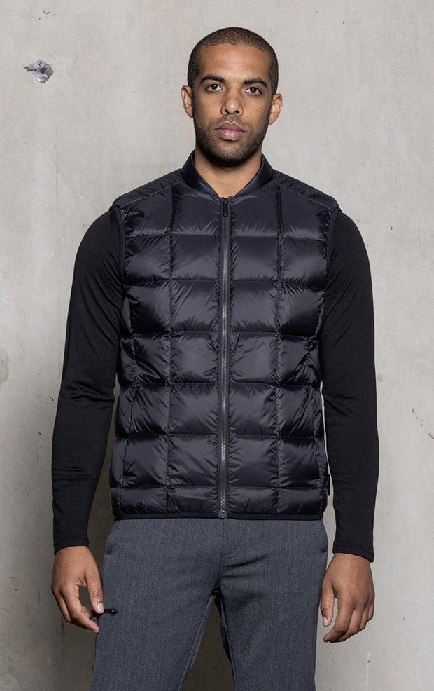 ESSENTIAL LIGHTWEIGHT DOWN VEST