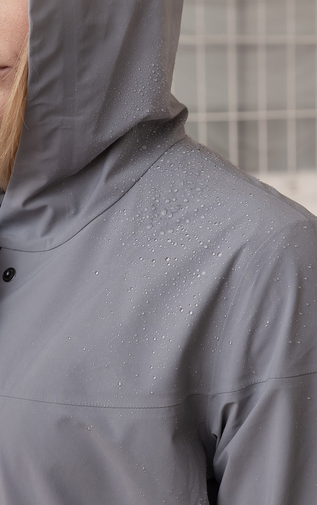 LIGHTWEIGHT SWING RAINSHELL