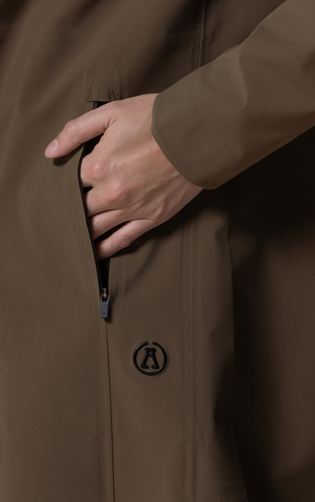 LIGHTWEIGHT SWING RAINSHELL