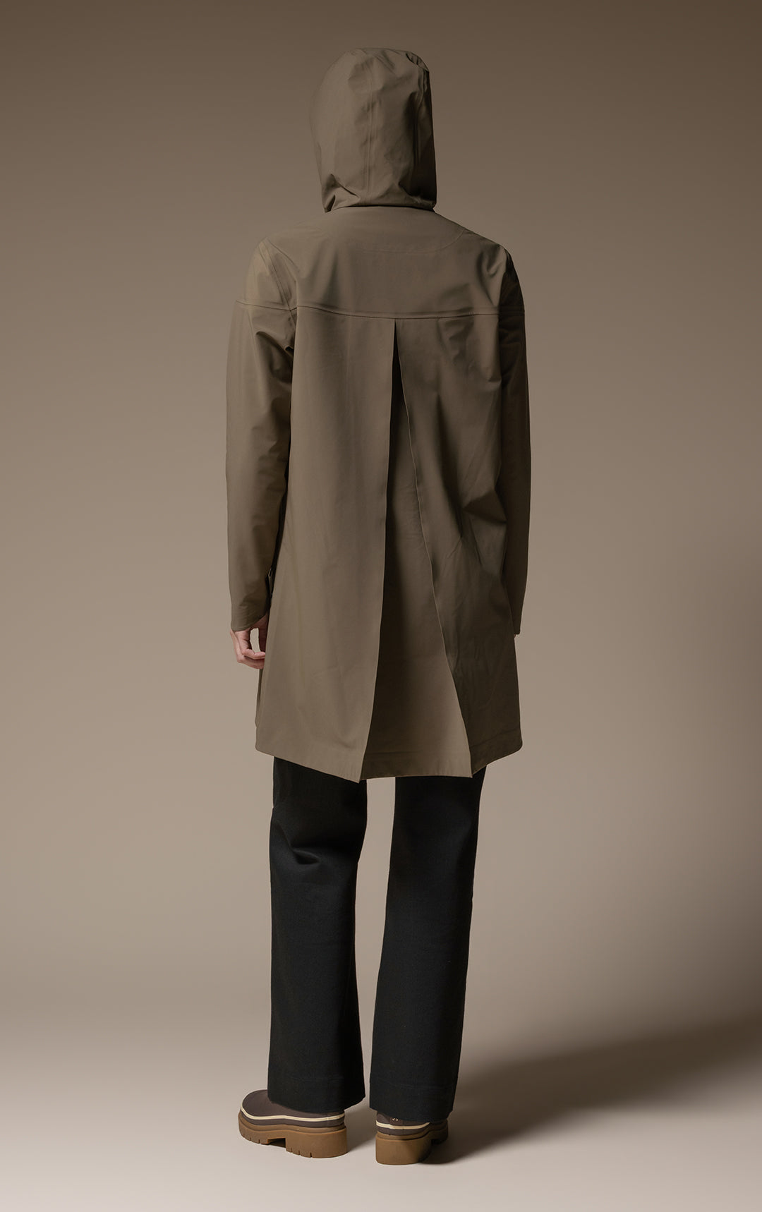 LIGHTWEIGHT SWING RAINSHELL