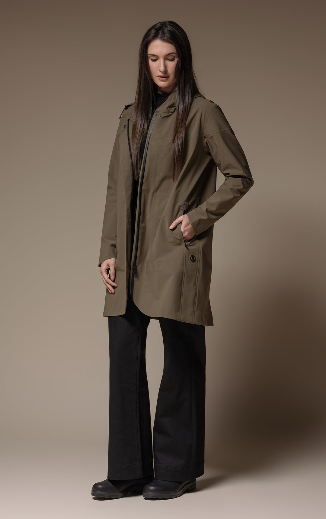 LIGHTWEIGHT SWING RAINSHELL