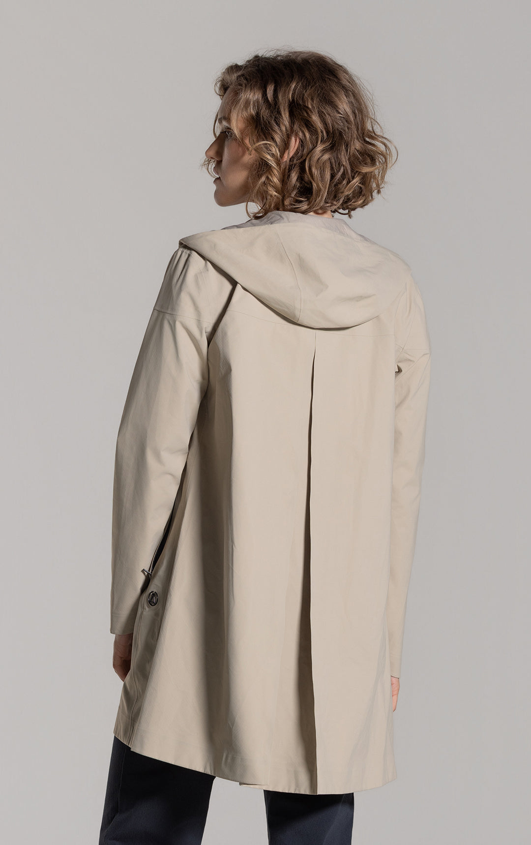 LIGHTWEIGHT SWING RAINSHELL