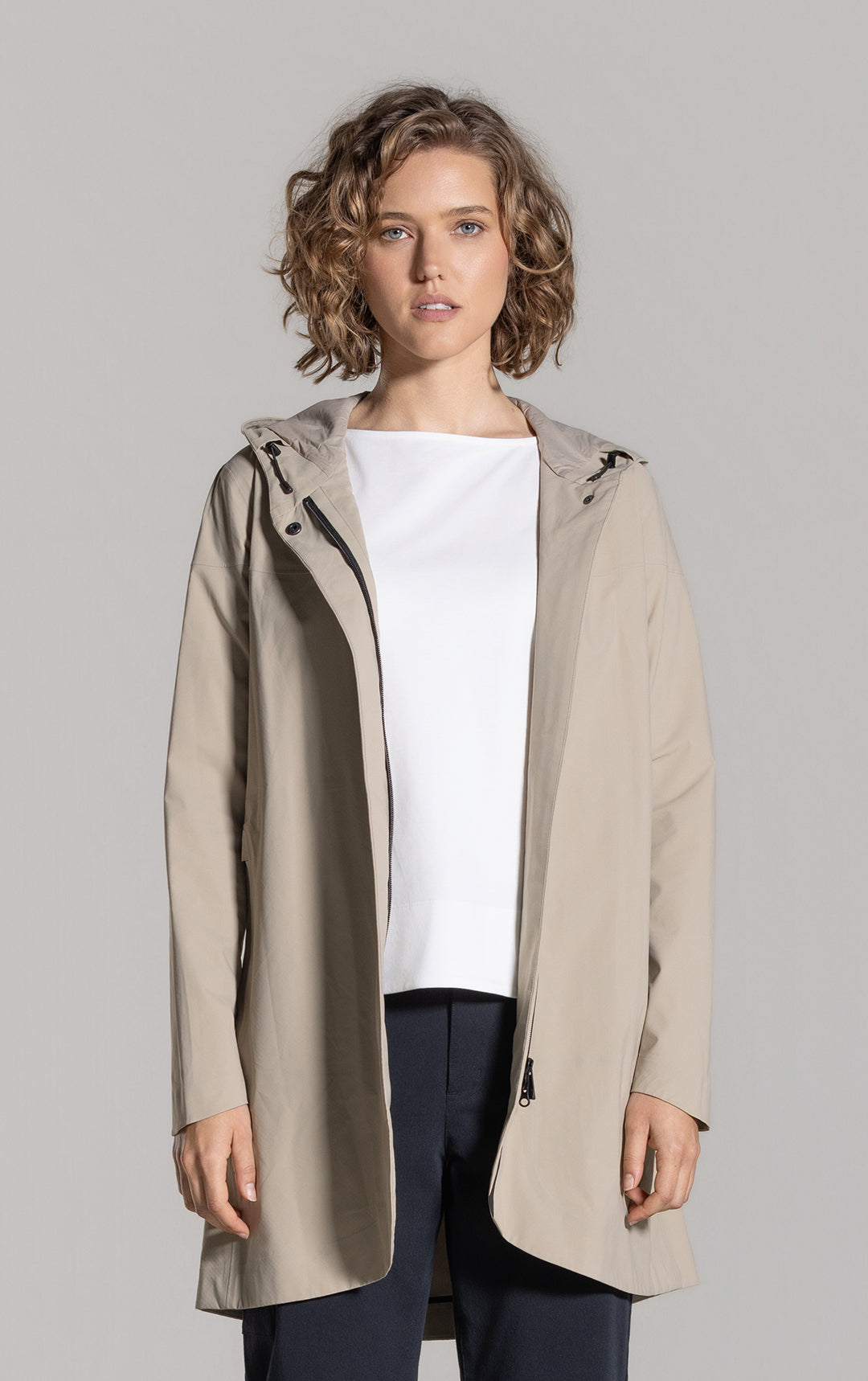 LIGHTWEIGHT SWING RAINSHELL