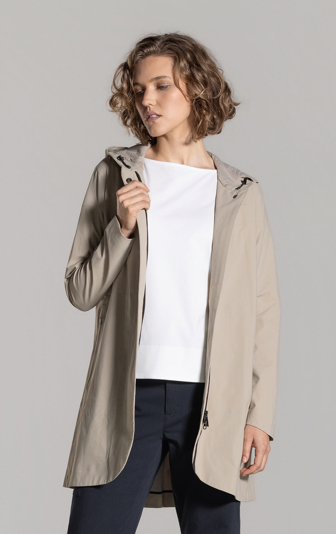 LIGHTWEIGHT SWING RAINSHELL