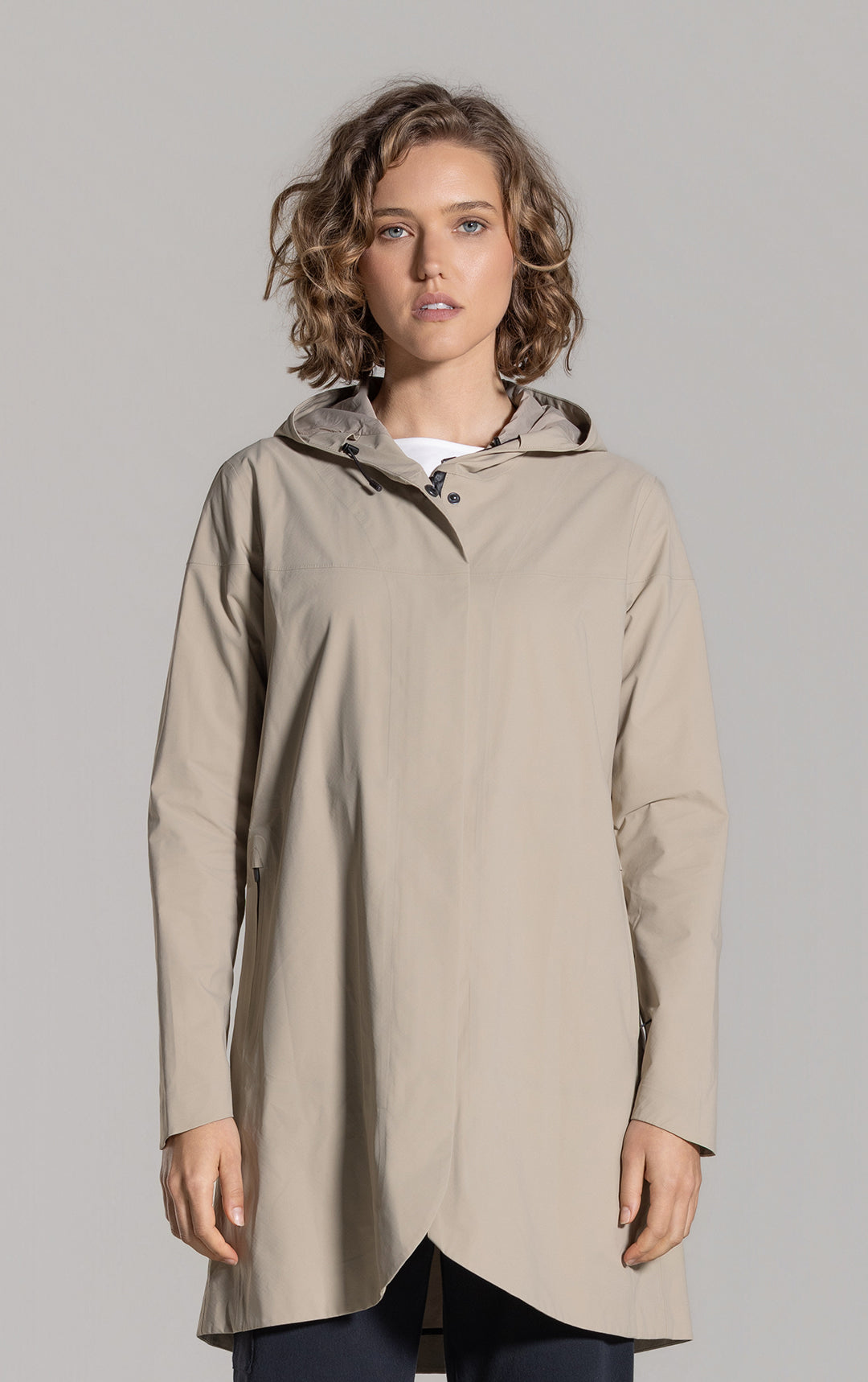 LIGHTWEIGHT SWING RAINSHELL