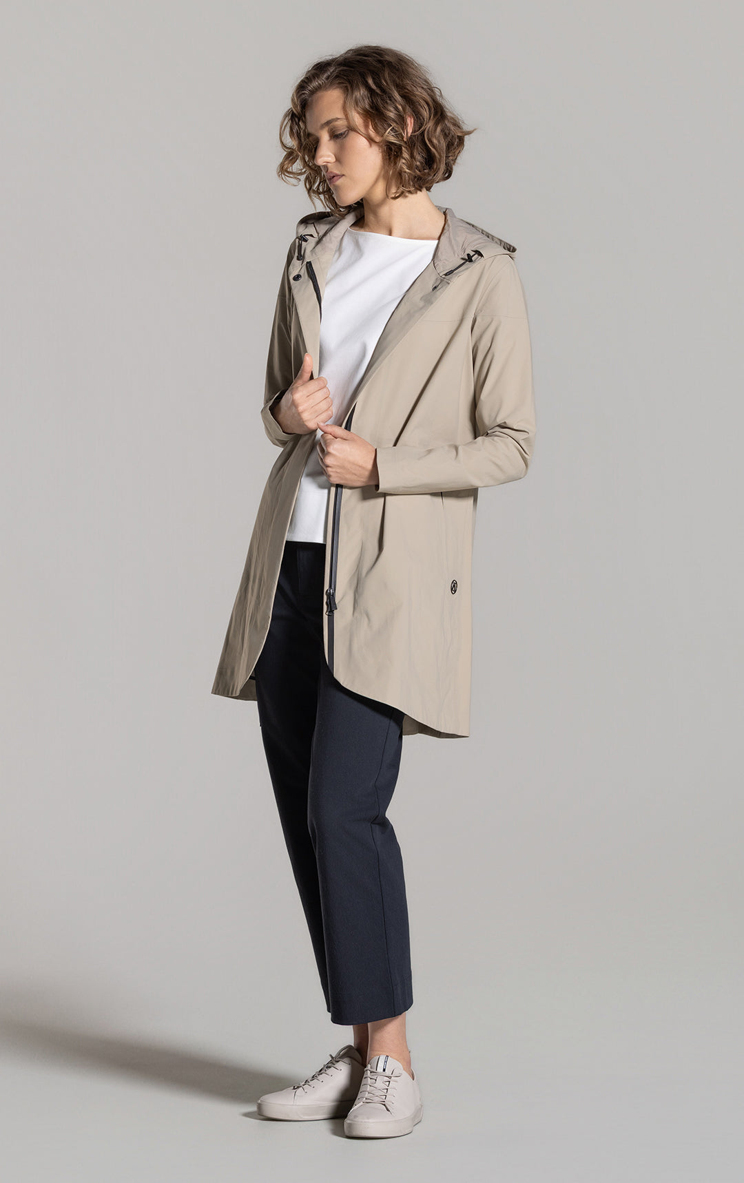 LIGHTWEIGHT SWING RAINSHELL