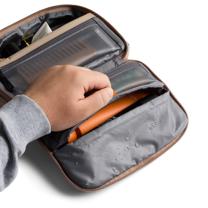 BELLROY - HANGING TOILETRY KIT
